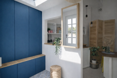 Entrée moderne avec miroir et porte vitrée